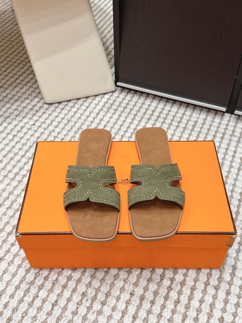 Женские кожаные сандалии с декоративными заклепками Hermès