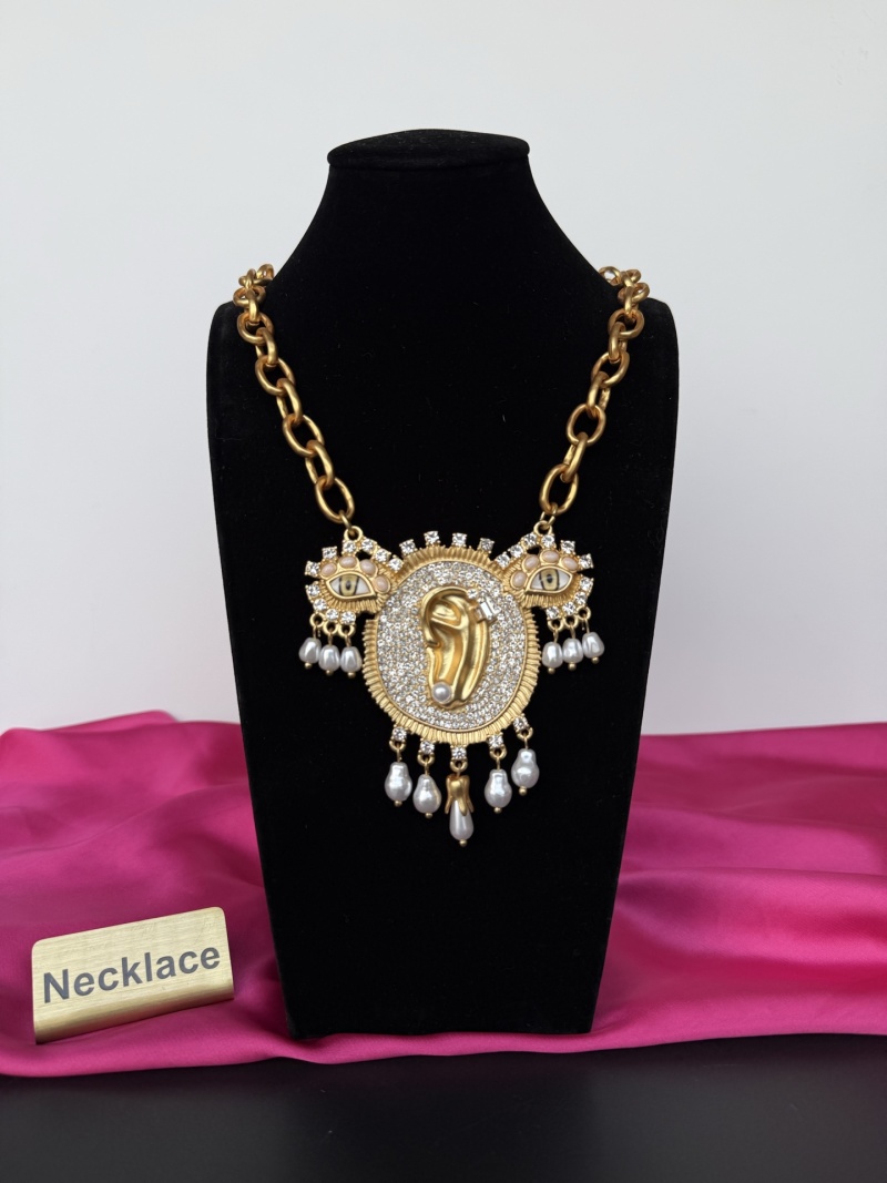 Нарядное колье с изображением стопы и бусинами Schiaparelli
