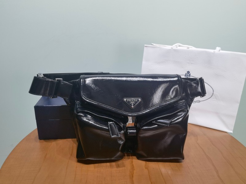 Чёрный ремень-сумка Prada с логотипом