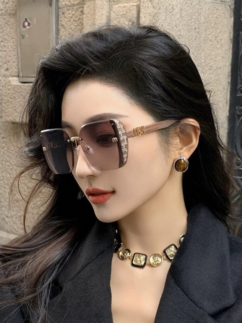 Солнцезащитные очки MiuMiu Miu Miu