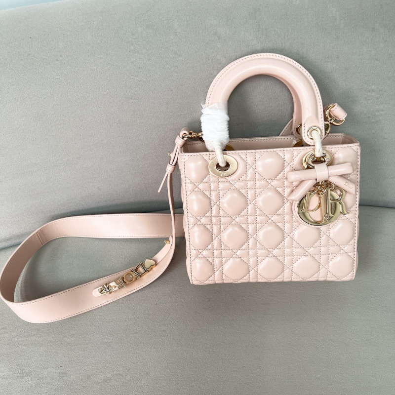 Сумка Lady Dior из кожи с золотистой фурнитурой
