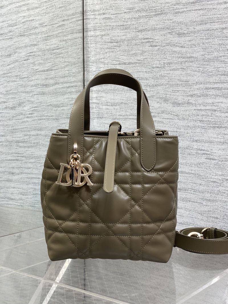 Сумка Dior с квилтингом и металлической фурнитурой