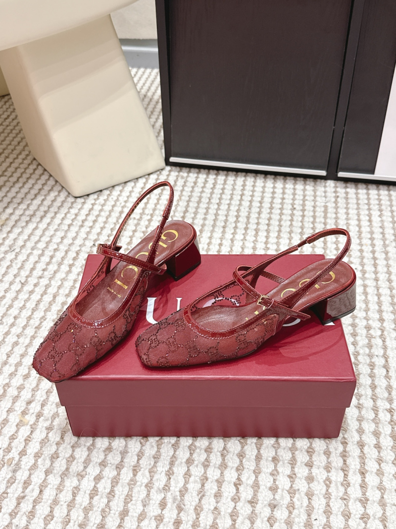 Туфли гетта женские с пряжкой и вышивкой Gucci
