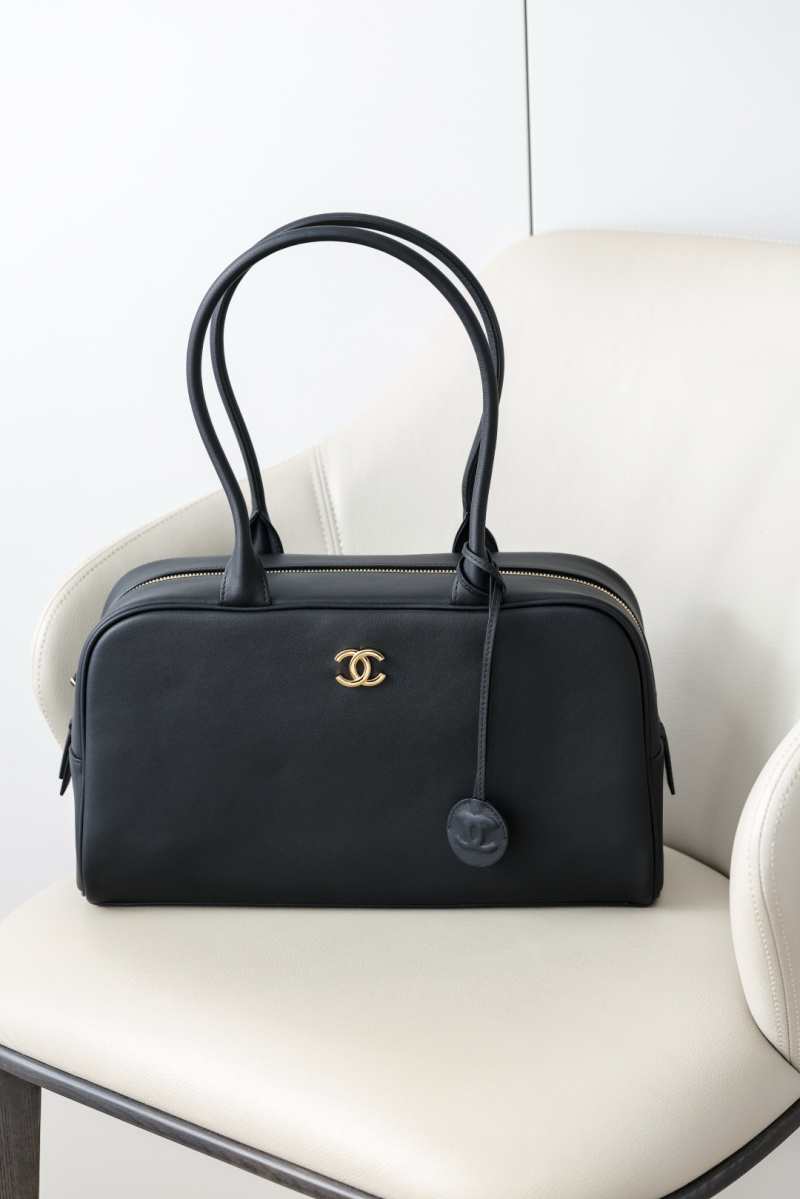 Чёрная сумка Chanel с золотой фурнитурой