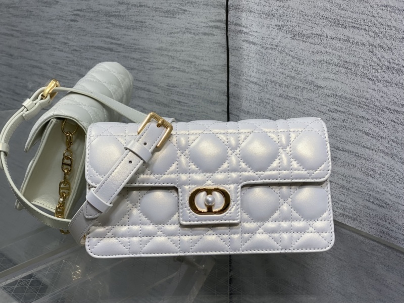 Белая сумка Dior с квилтингом и цепочкой