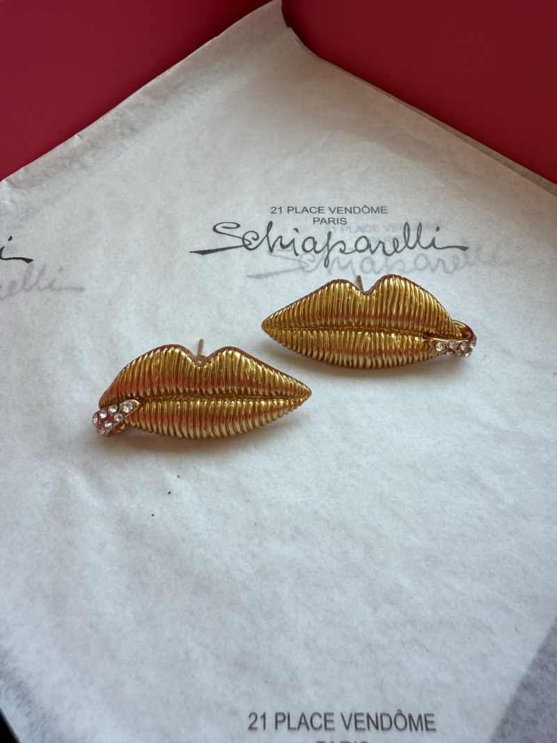 Серьги в виде губ Schiaparelli