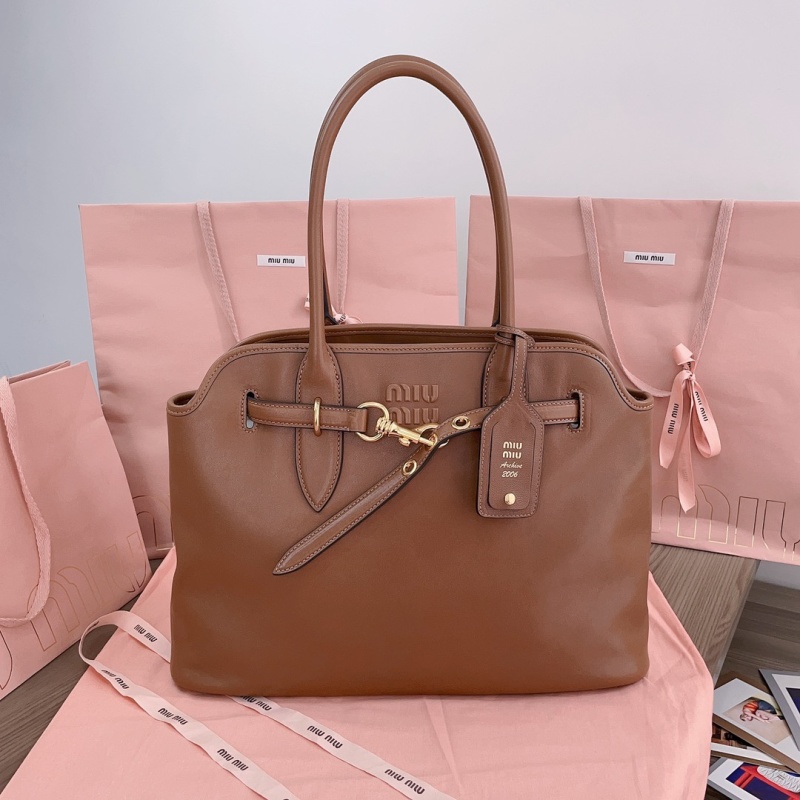 Кожаная сумка Miu Miu с логотипом