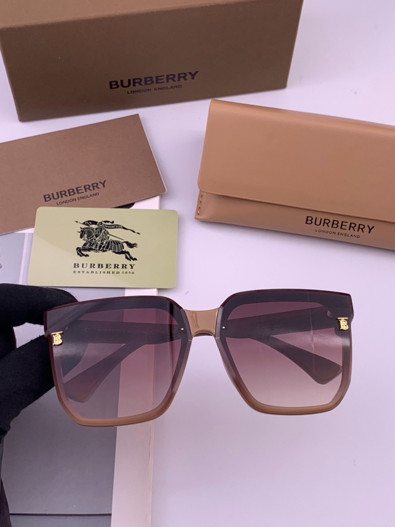 Классические солнечные очки в темной оправе Burberry