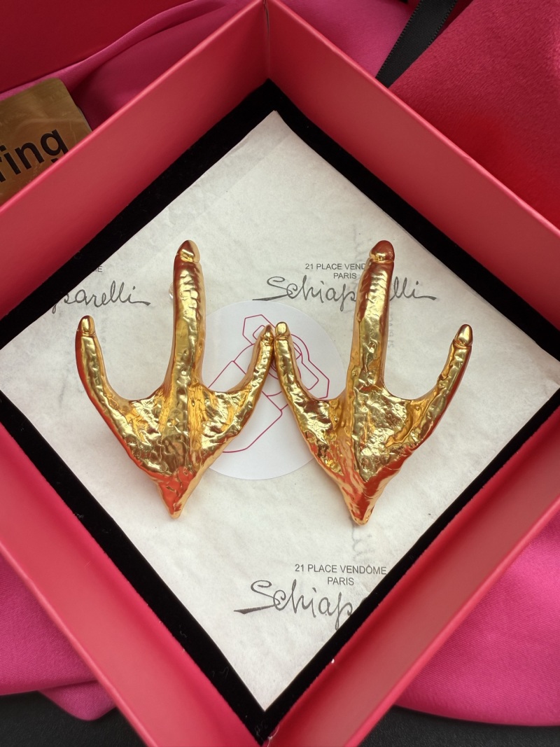 Серьги в виде золотых лап Schiaparelli