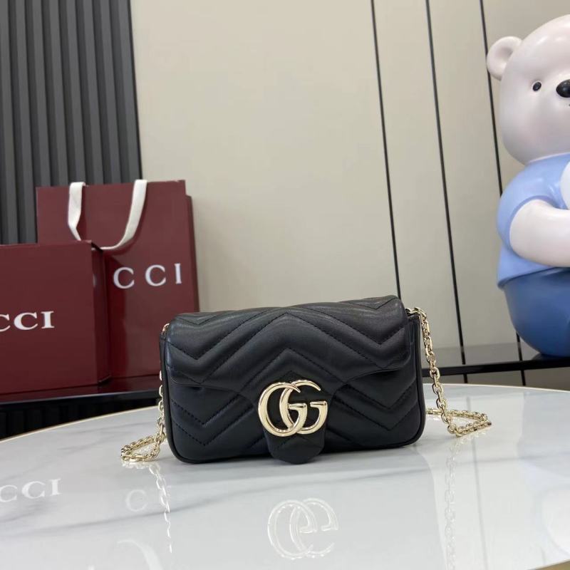 Черная сумка Gucci с золотой цепью