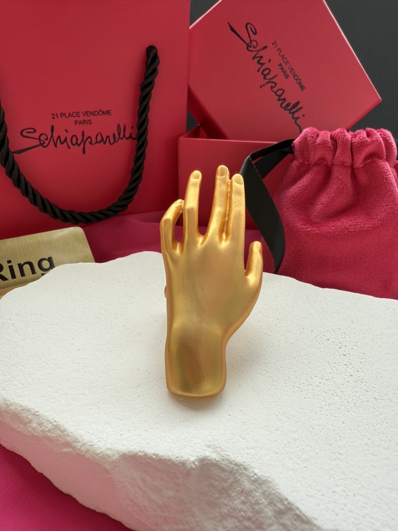 Золотистое кольцо в форме руки Schiaparelli