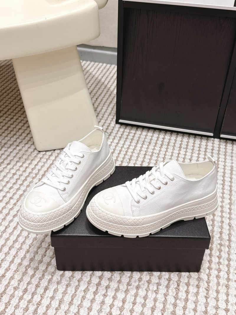 Кроссовки Chanel с логотипом