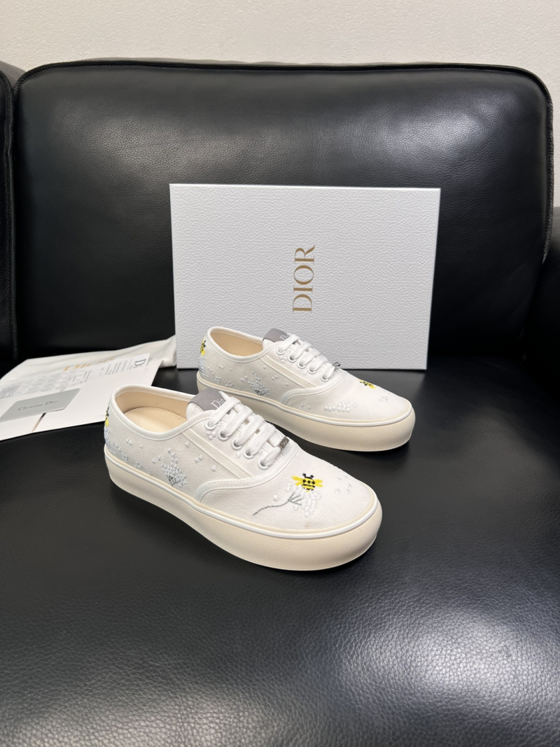 Кроссовки Dior с вышивкой