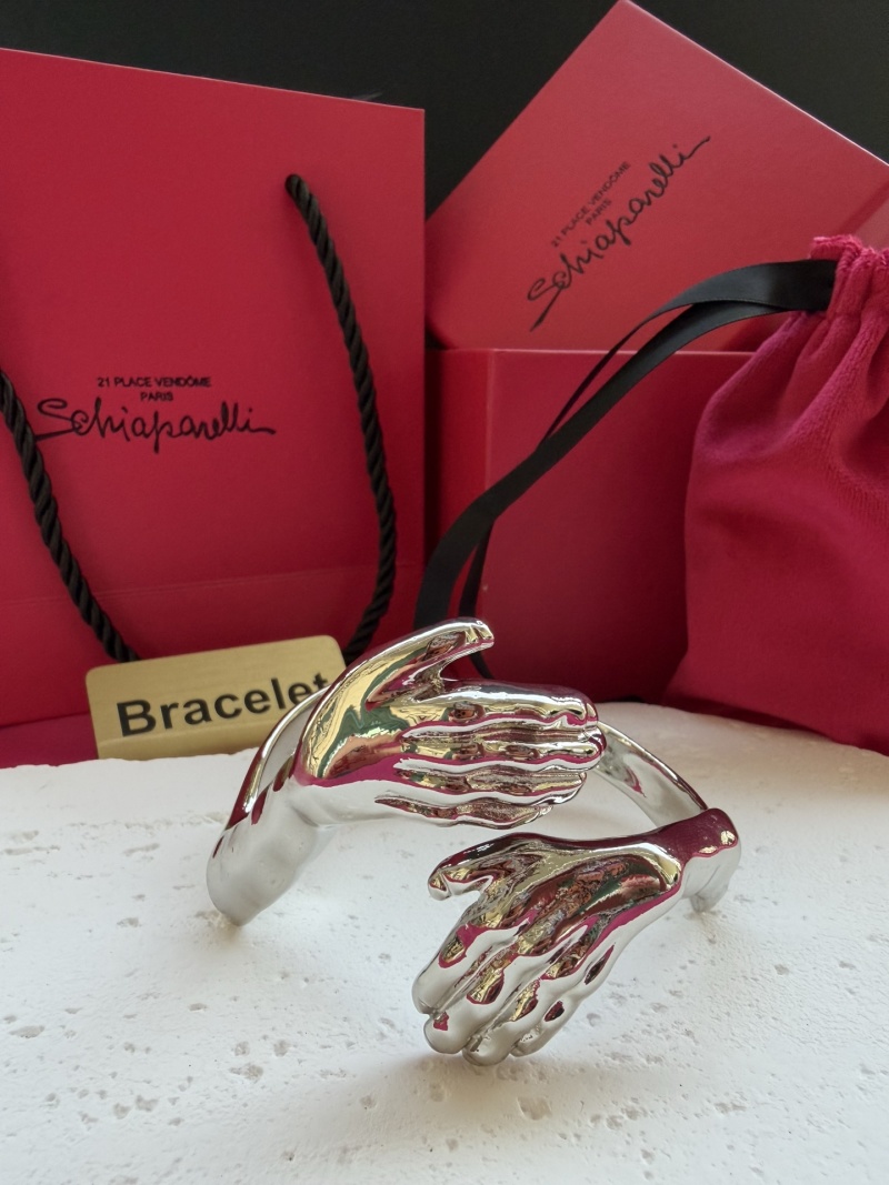 Браслет Schiaparelli в виде двух рук