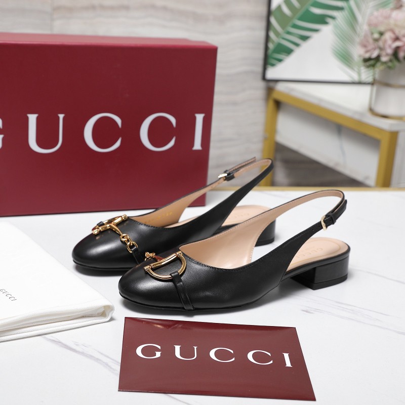 Женские черные босоножки с металлическим украшением Gucci