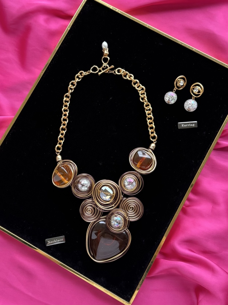 Колье с камнями и золотистыми элементами Schiaparelli