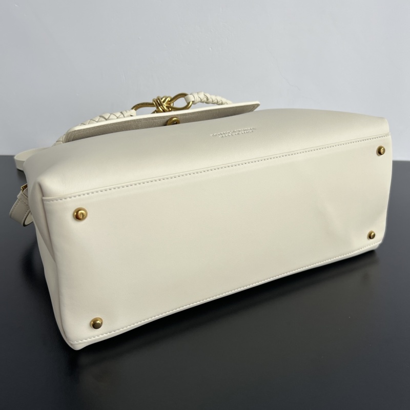 Белая сумка Bottega Veneta Ciao Ciao