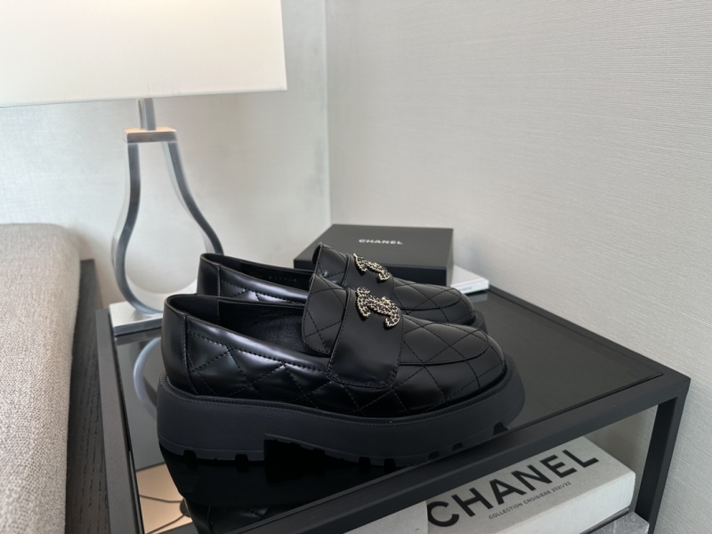 Лаковые лоферы Chanel с двойным логотипом