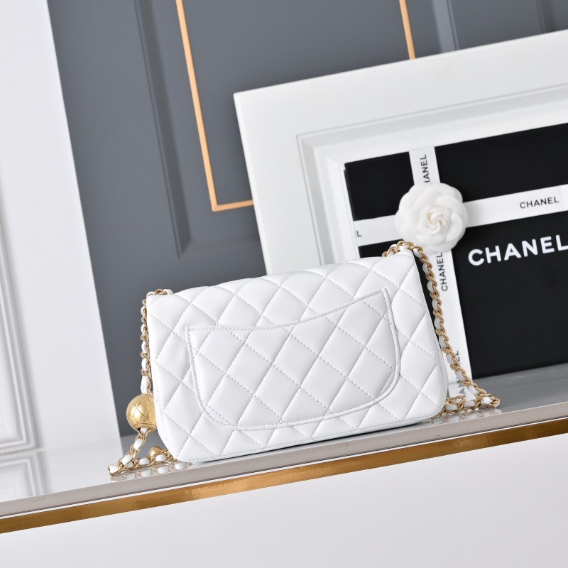 Белая сумка Chanel с золотой фурнитурой