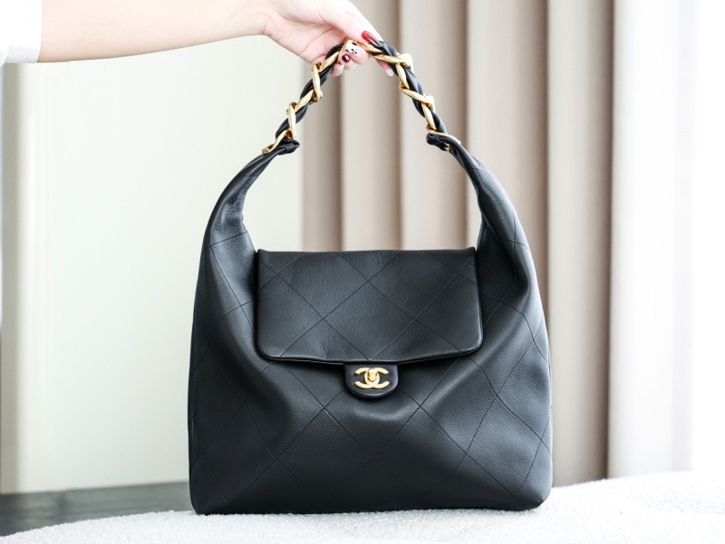 Стильная черная сумка Hobo с золотистыми элементами Chanel