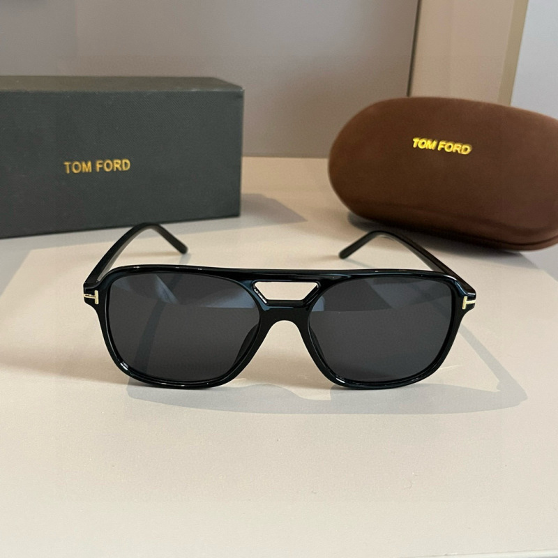 Солнцезащитные очки TOMFORD черные Без бренда