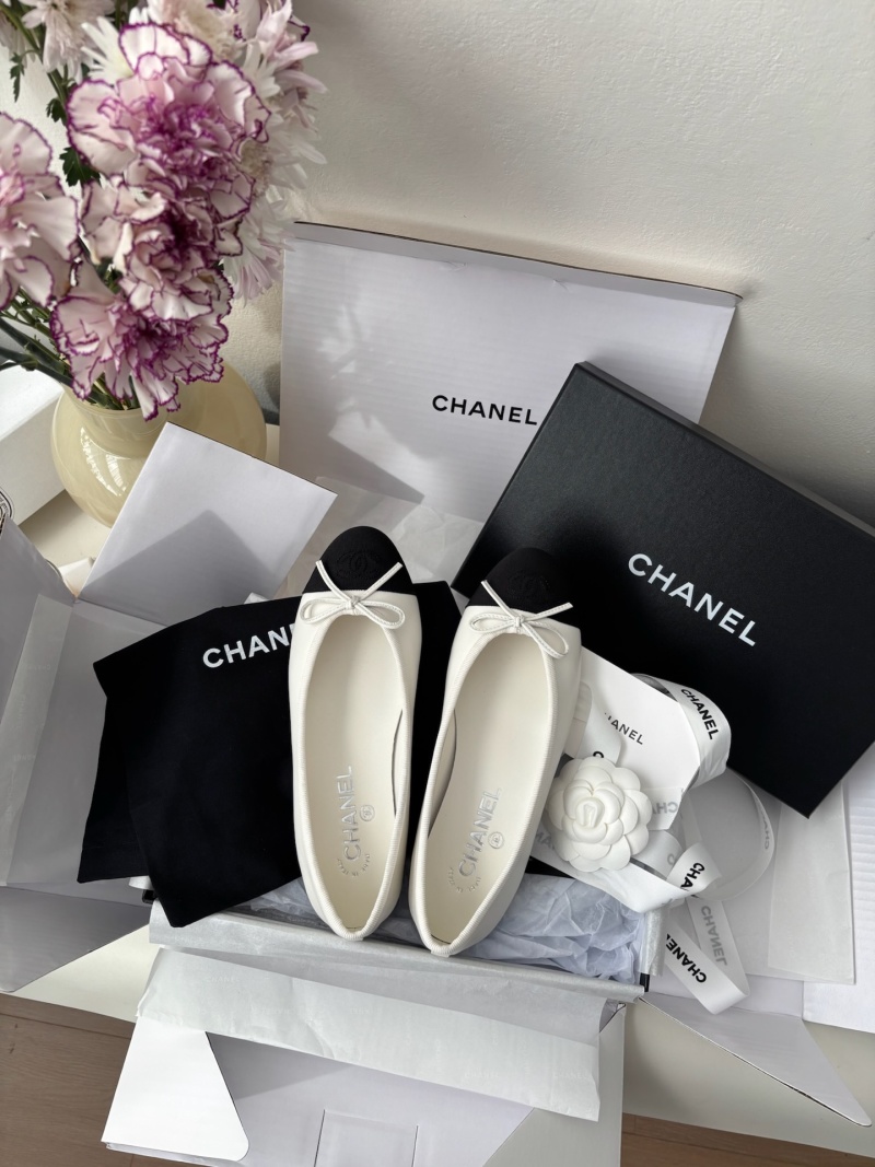 Классические балетки Chanel в черно-белом исполнении