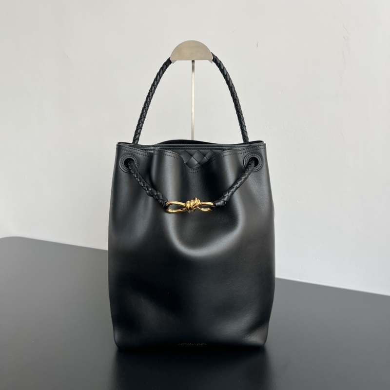 Сумка-ведро Bottega Veneta Intrecciato из гладкой кожи