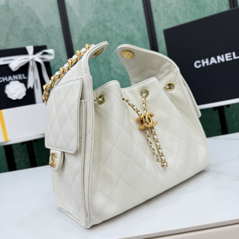 Белая кожаная сумка в стиле Hobo Chanel