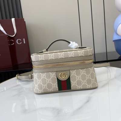 Косметичка Gucci с монограммой и ремешком