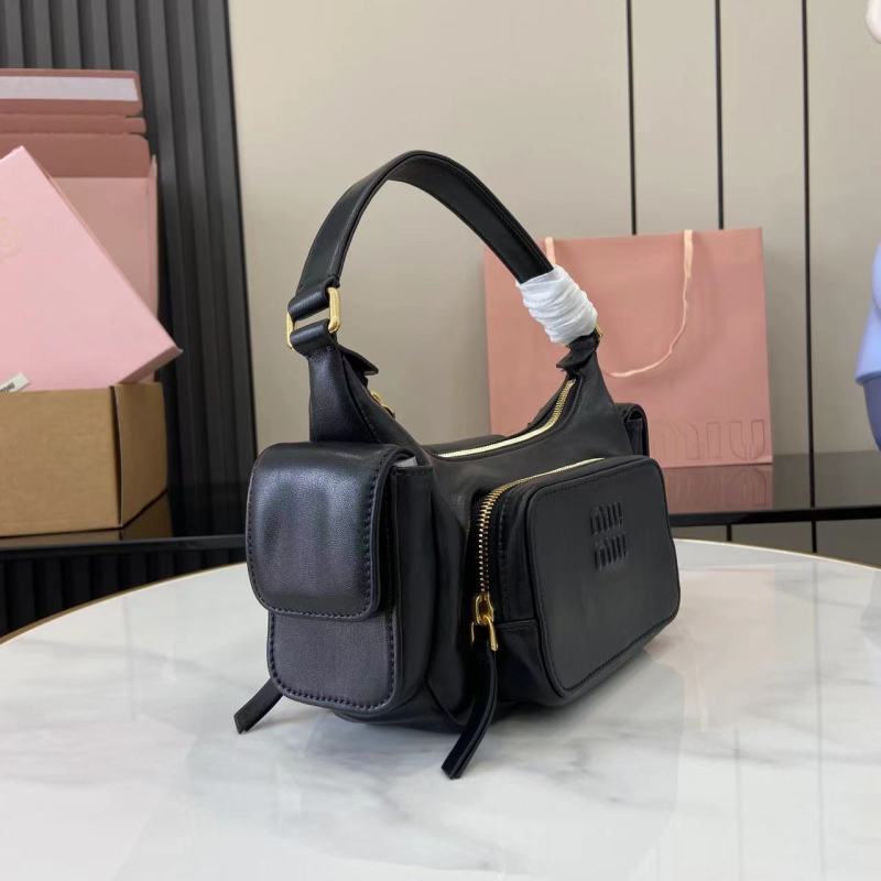 Черная сумка Miu Miu с логотипом