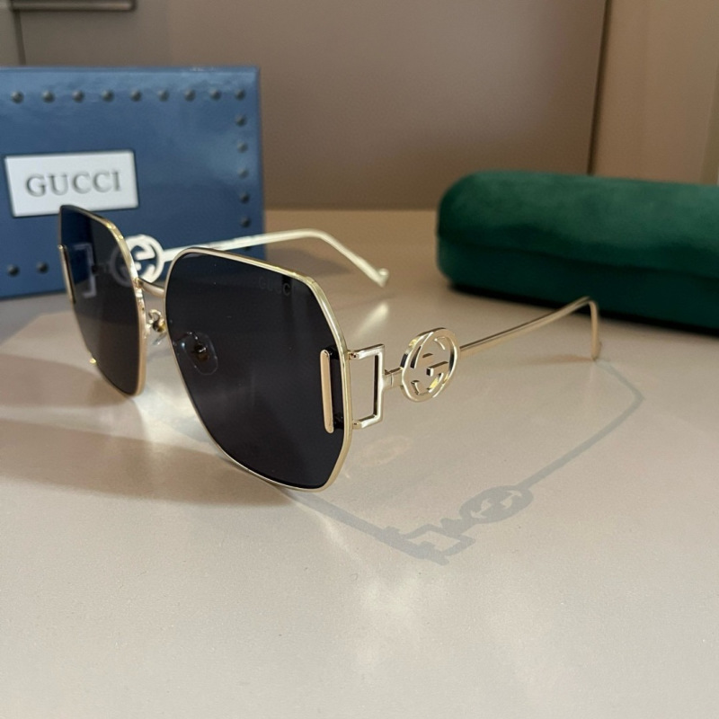 Солнцезащитные очки в геометрической оправе Gucci