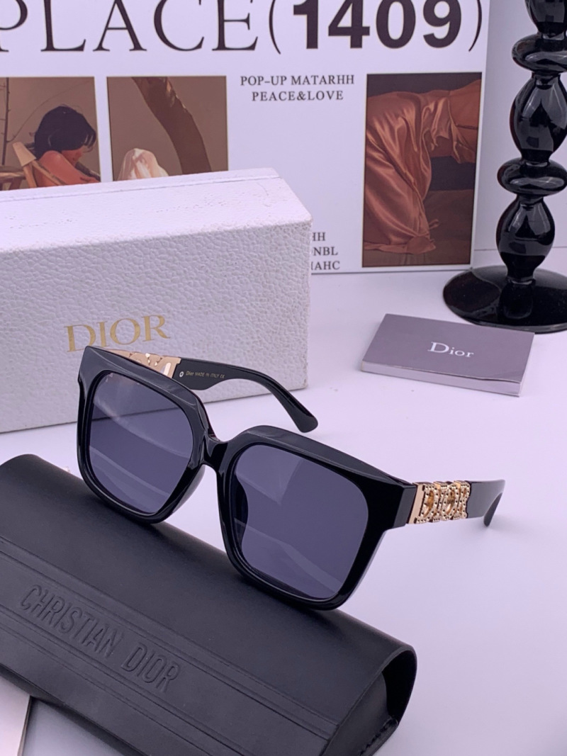 Солнцезащитные очки DIOR в массивной оправе