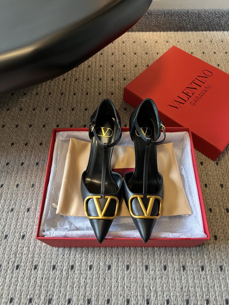 Женские туфли Valentino с ремешком и декором V Valentino Garavani