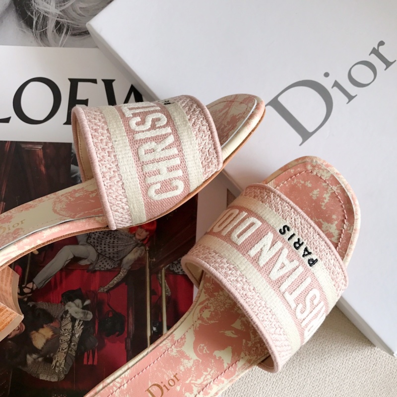 Женские туфли на каблуке с вышивкой Christian Dior