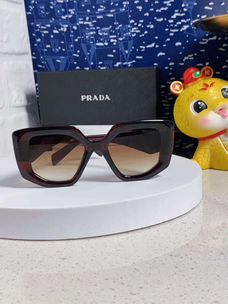 Женские солнцезащитные очки Prada с треугольным логотипом