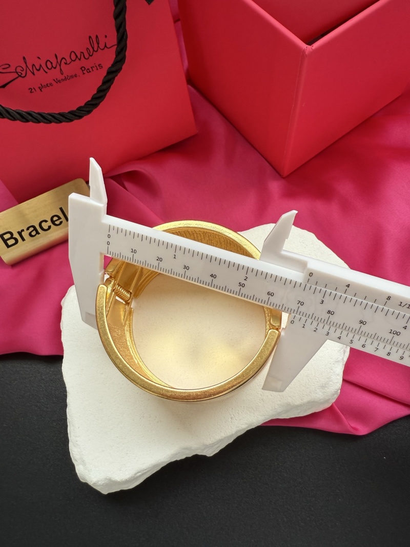 Золотистый браслет Schiaparelli