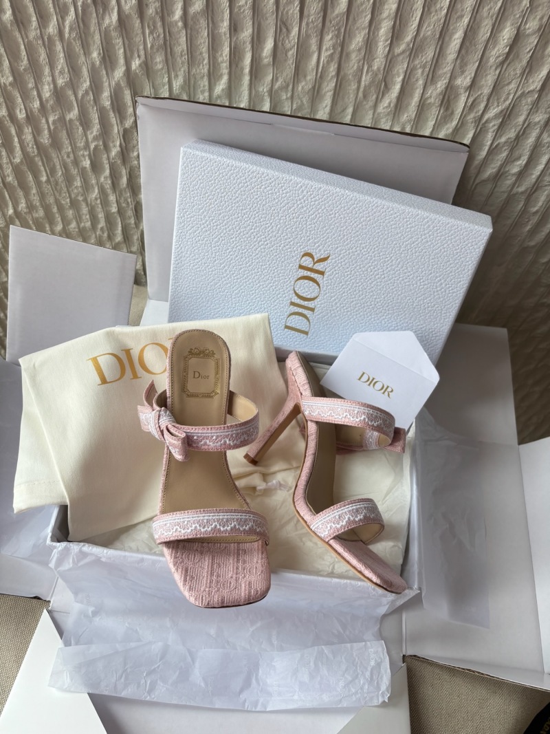 Женские туфли Dior с цветочной вышивкой