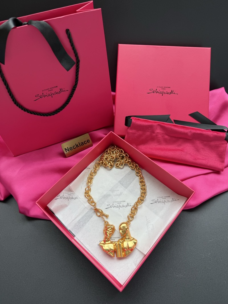 Золотистое колье с брелком в виде двух голов Schiaparelli