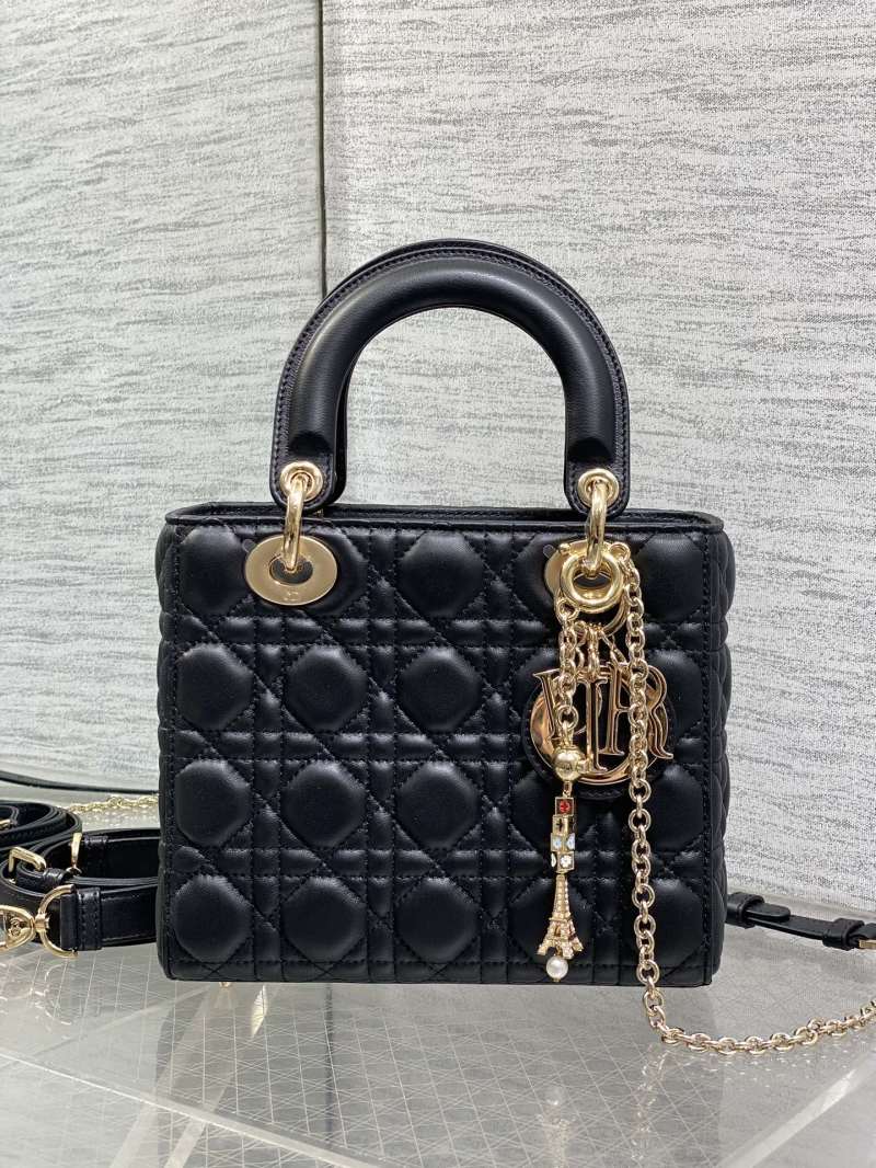 Черная сумка Lady Dior с золотой фурнитурой