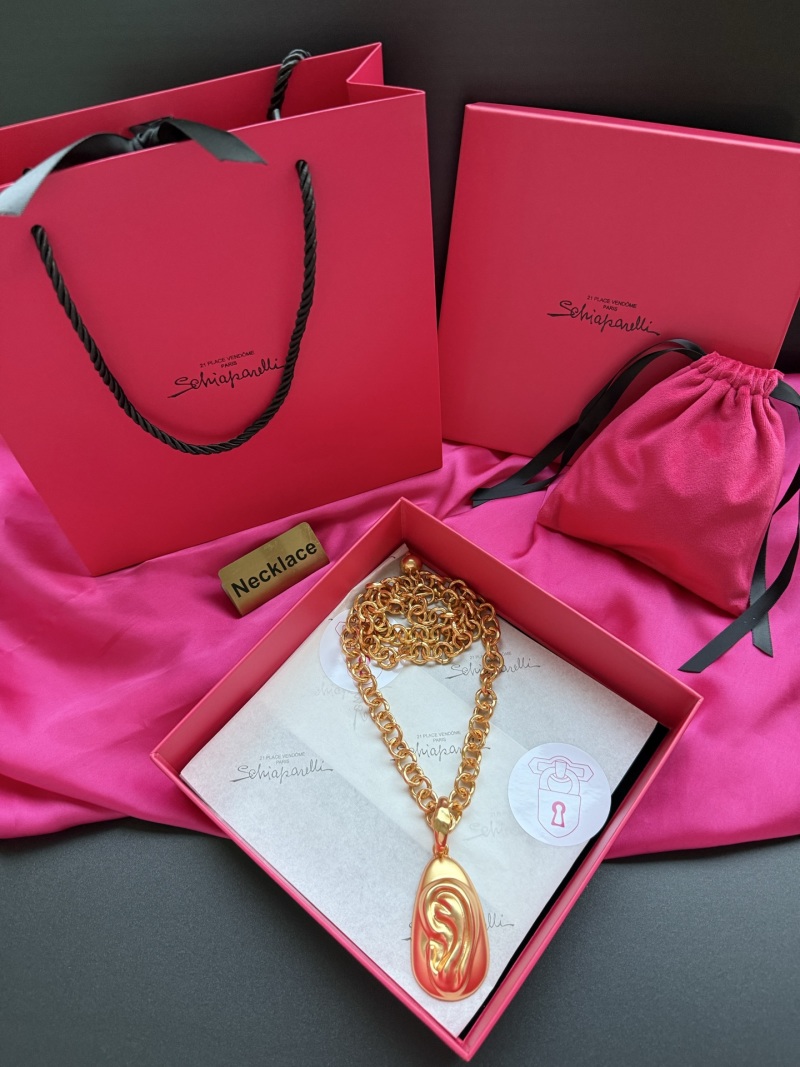 Золотистое колье с подвеской в виде уха Schiaparelli