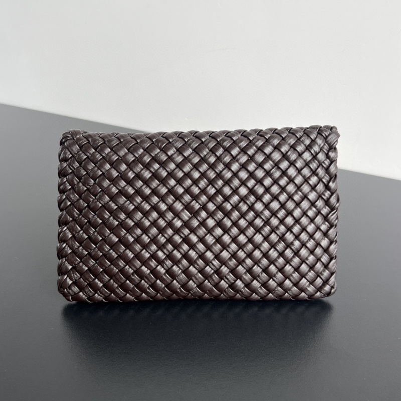 Плетеный кожаный клатч с золотым замком Bottega Veneta