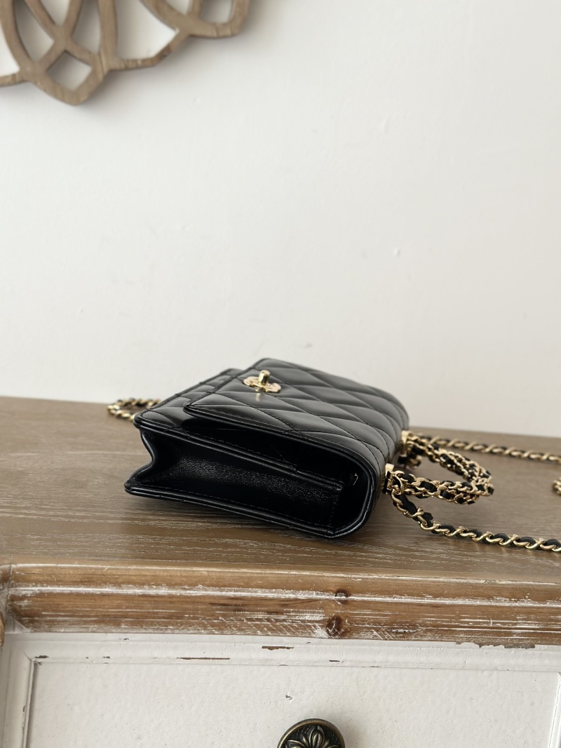 Черная сумка с золотой фурнитурой и ручной Chanel