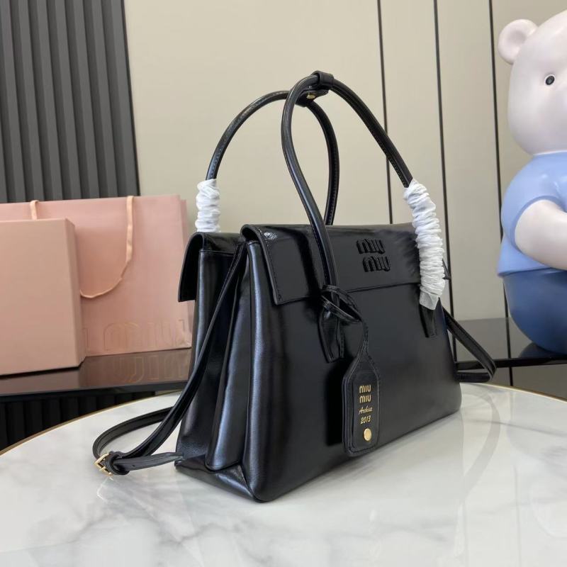 Черная кожаная сумка Miu Miu с ручками