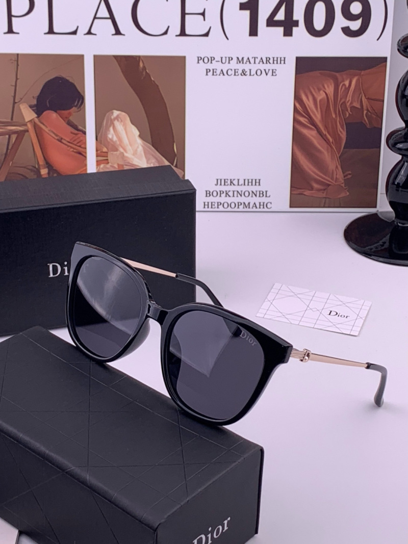 Солнцезащитные очки в чёрной квадратной оправе Dior