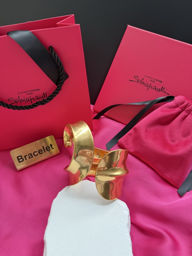 Золотистый браслет Schiaparelli