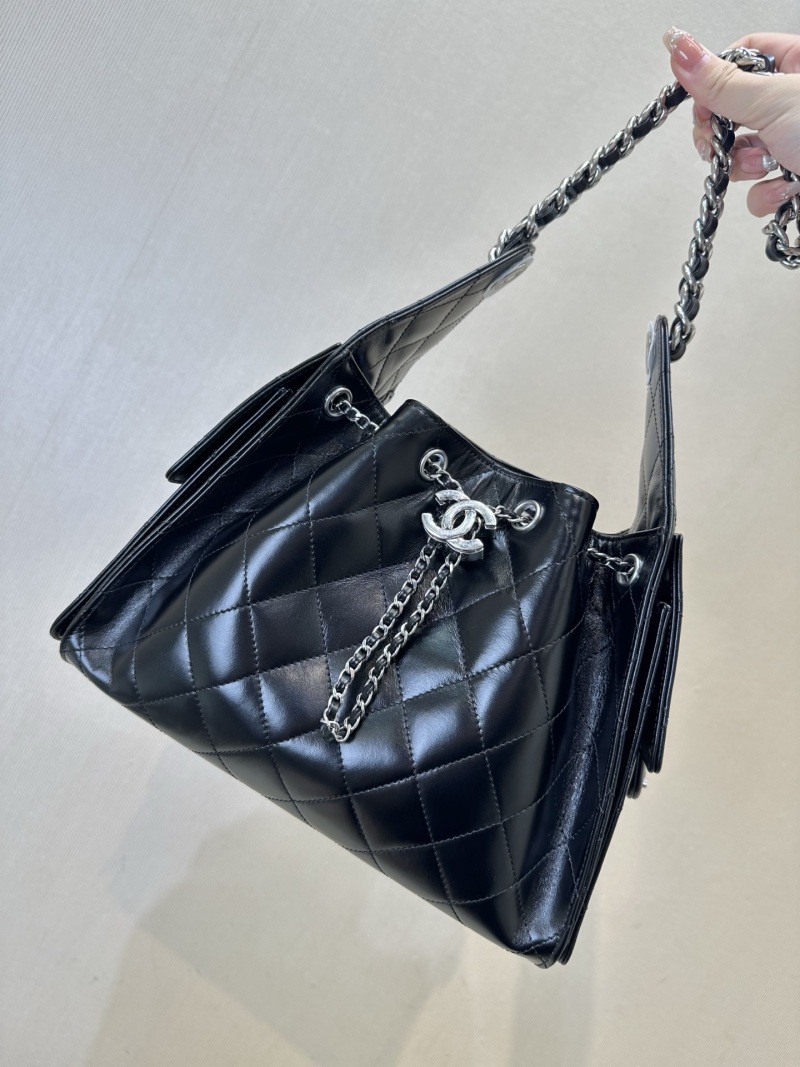 Чёрная сумка Chanel с цепочкой