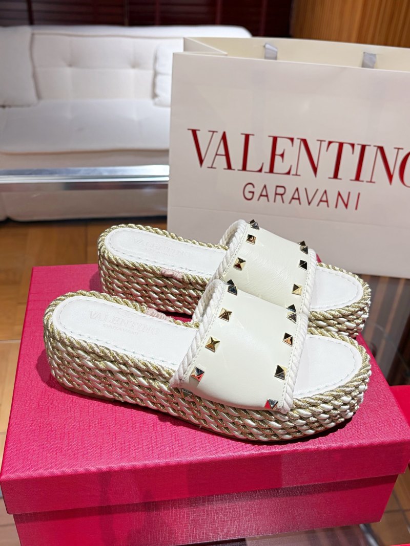 Женские босоножки Valentino Garavani на платформе с шипами