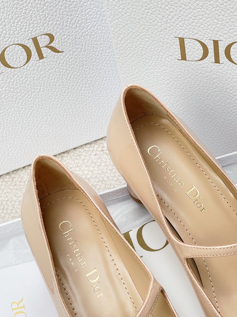Женские лаковые туфли с квадратным носком на среднем каблуке Dior