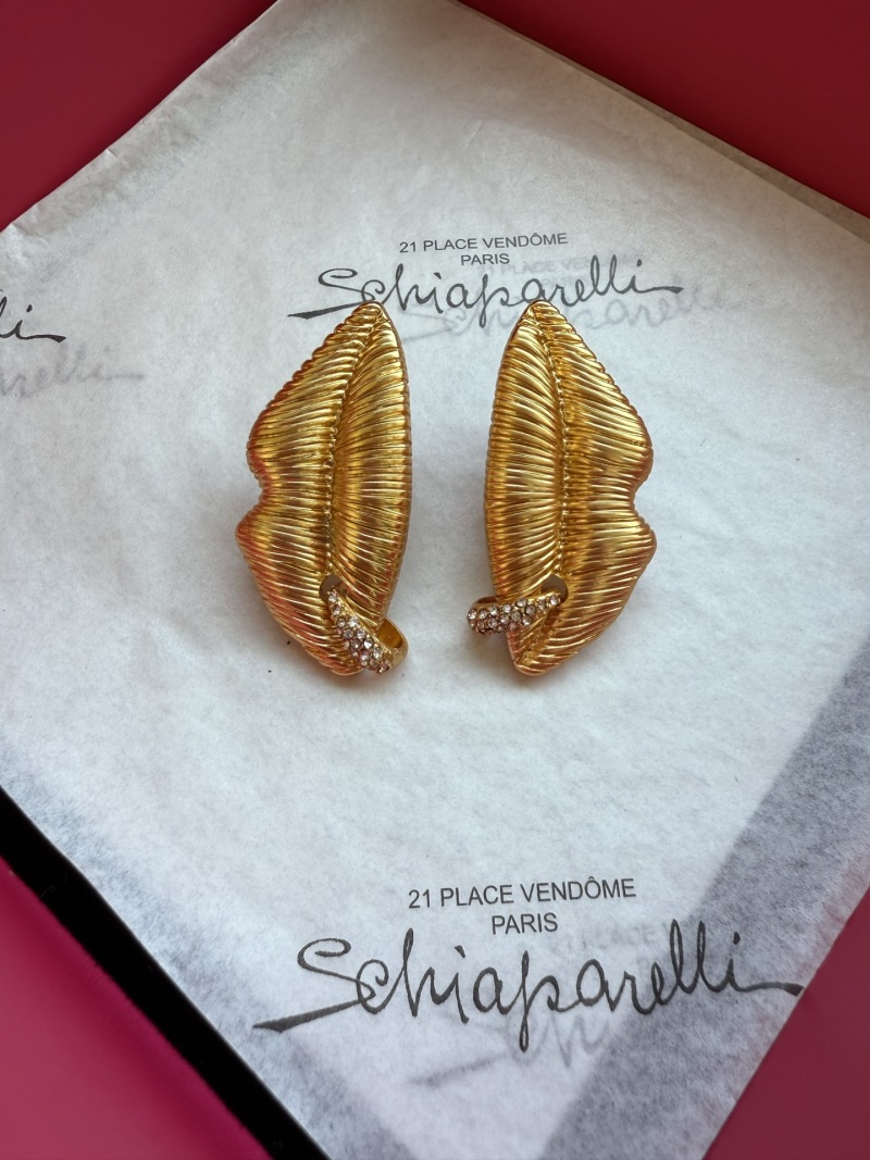 Серьги Schiaparelli в виде губ с кристаллами