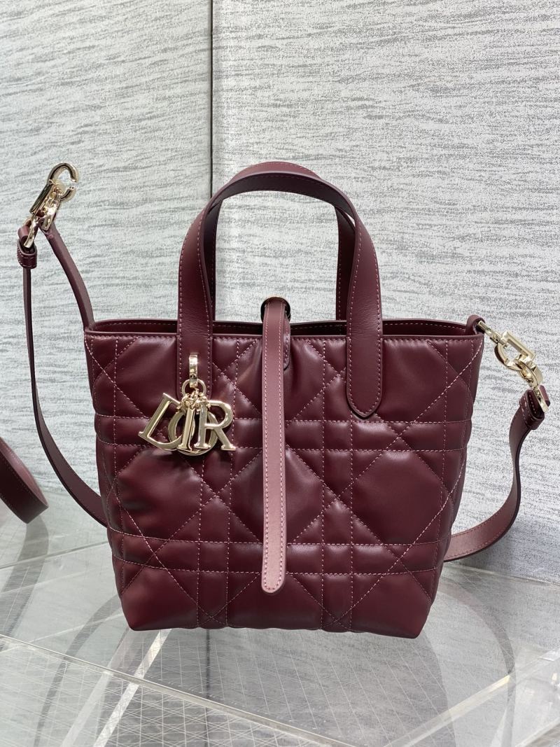 Сумка Dior с кисточкой и плечевым ремнем